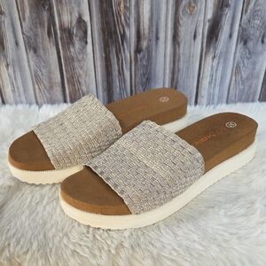 bernie mev. Cream and Tan Slide Sandals Size 37 NEW